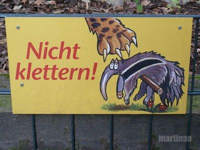 Verbotsschilder im Dortmunder Zoo - nicht klettern