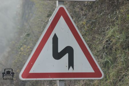 Verkehrsschild Gefahr Kurven - Frankreich