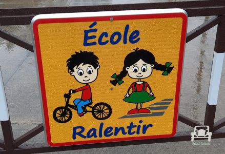 Verkehrsschild Hinweis Kinder Frankreich   