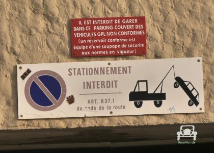 Verkehrsschild Parkverbot Abschleppen Frankreich