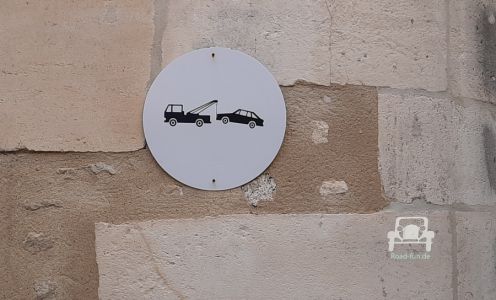 Verkehrsschild Parkverbot Abschleppen Frankreich  