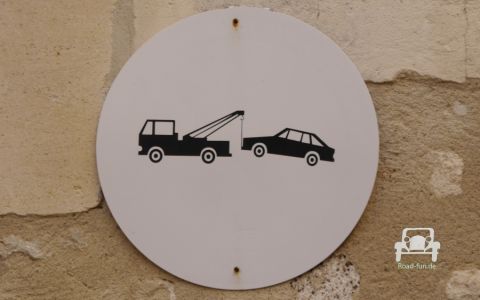 Verkehrsschild Parkverbot Abschleppen Frankreich  