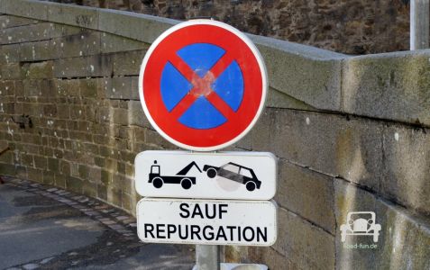 Verkehrsschild Parkverbot Abschleppen Frankreich     