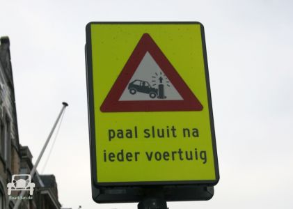 Verkehrsschild Strasse Gefahr Poller - Niederlande